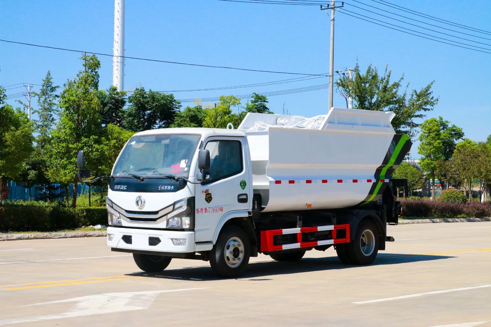 東風小(xiǎo)多(duō)利卡無洩漏後挂桶垃圾車(chē)